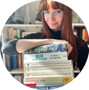 Porträt mit Büchern von Lara Konkel, der Person hinter NetzTraktat